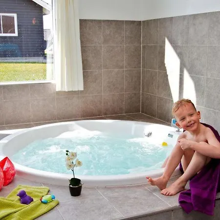 Дом отдыха Sleeps 16 Pool Wifi *
