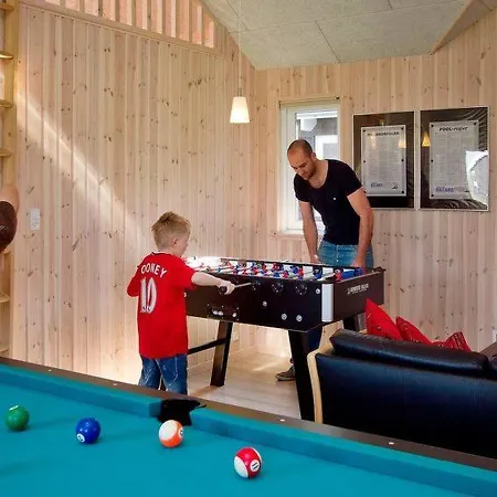 Дом отдыха Sleeps 16 Pool Wifi Vestermark